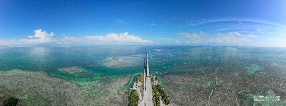 高清摄影 壁纸 一条高速公路从空中俯瞰，穿越海洋。