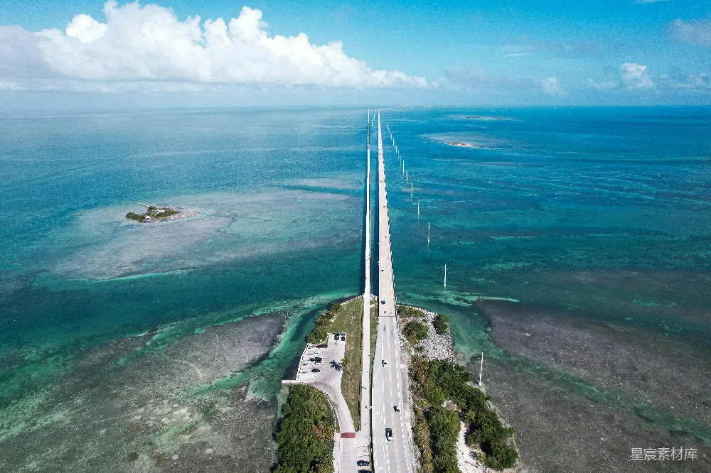 高清摄影  一条道路穿越海洋的航拍视角