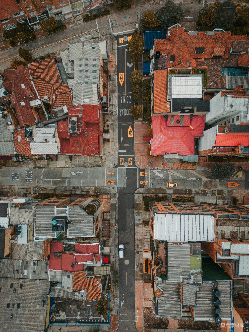 高清摄影 旅行 电影 壁纸 空中俯瞰街道十字路口，背景中有建筑物。