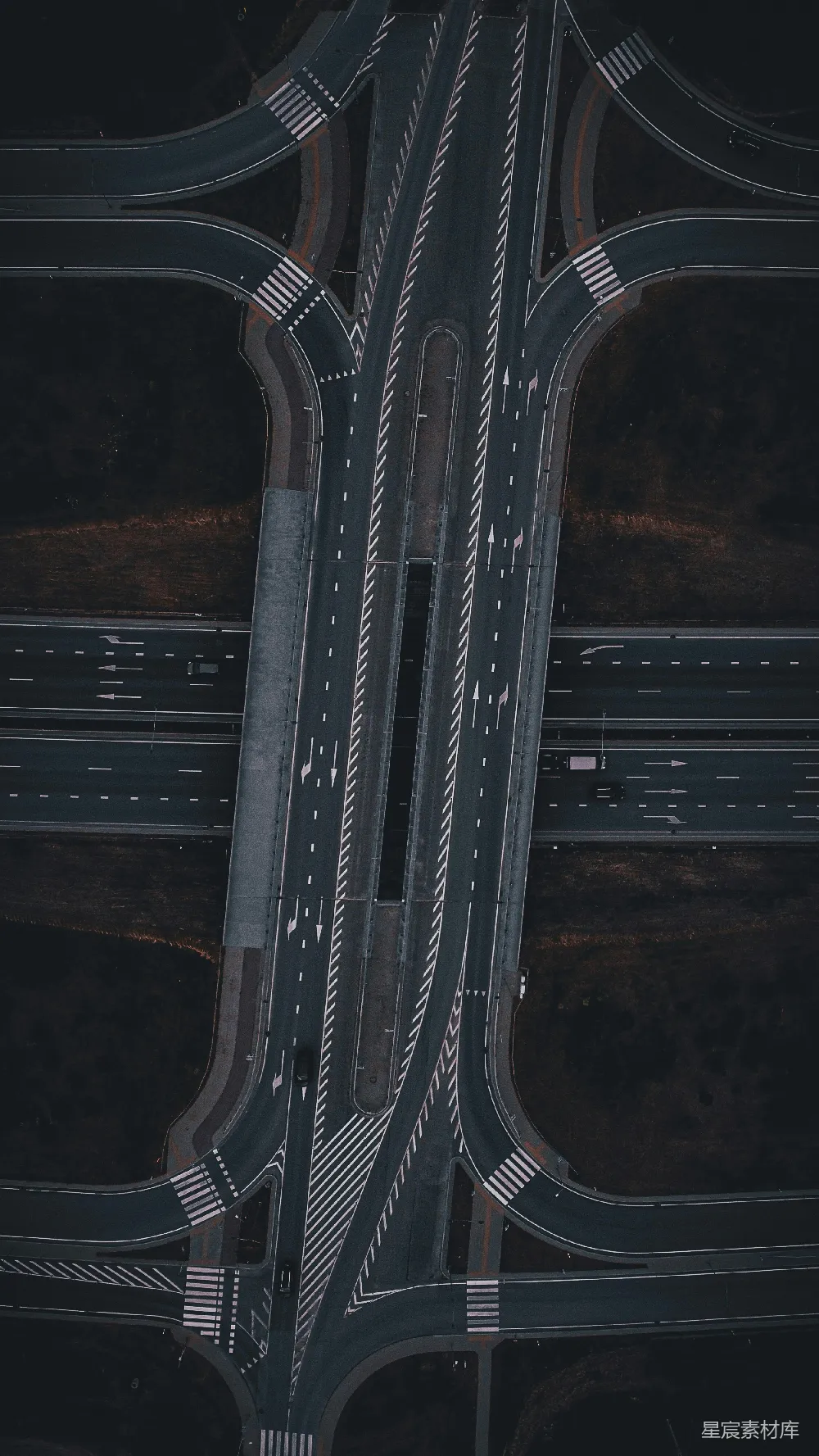 高清摄影  夜间航拍的一处高速公路交汇点的场景
