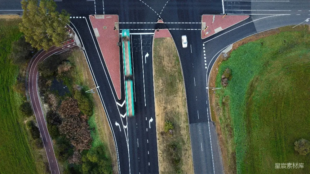 高清摄影  空中俯瞰一个十字路口，火车停在轨道上。