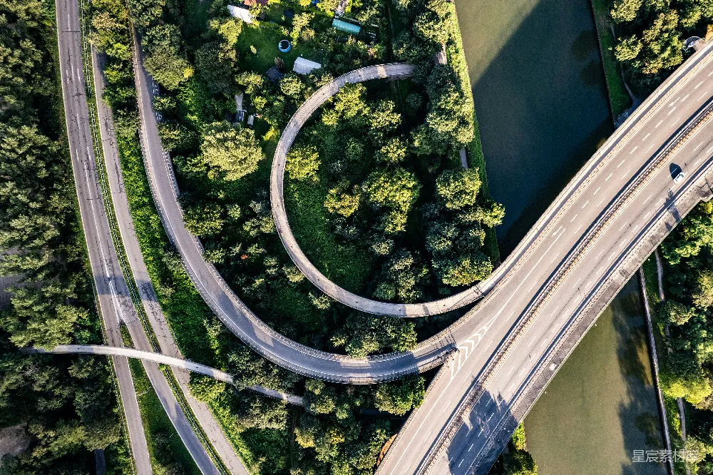 高清摄影  一个高架俯瞰视角的多车道高速公路交汇处