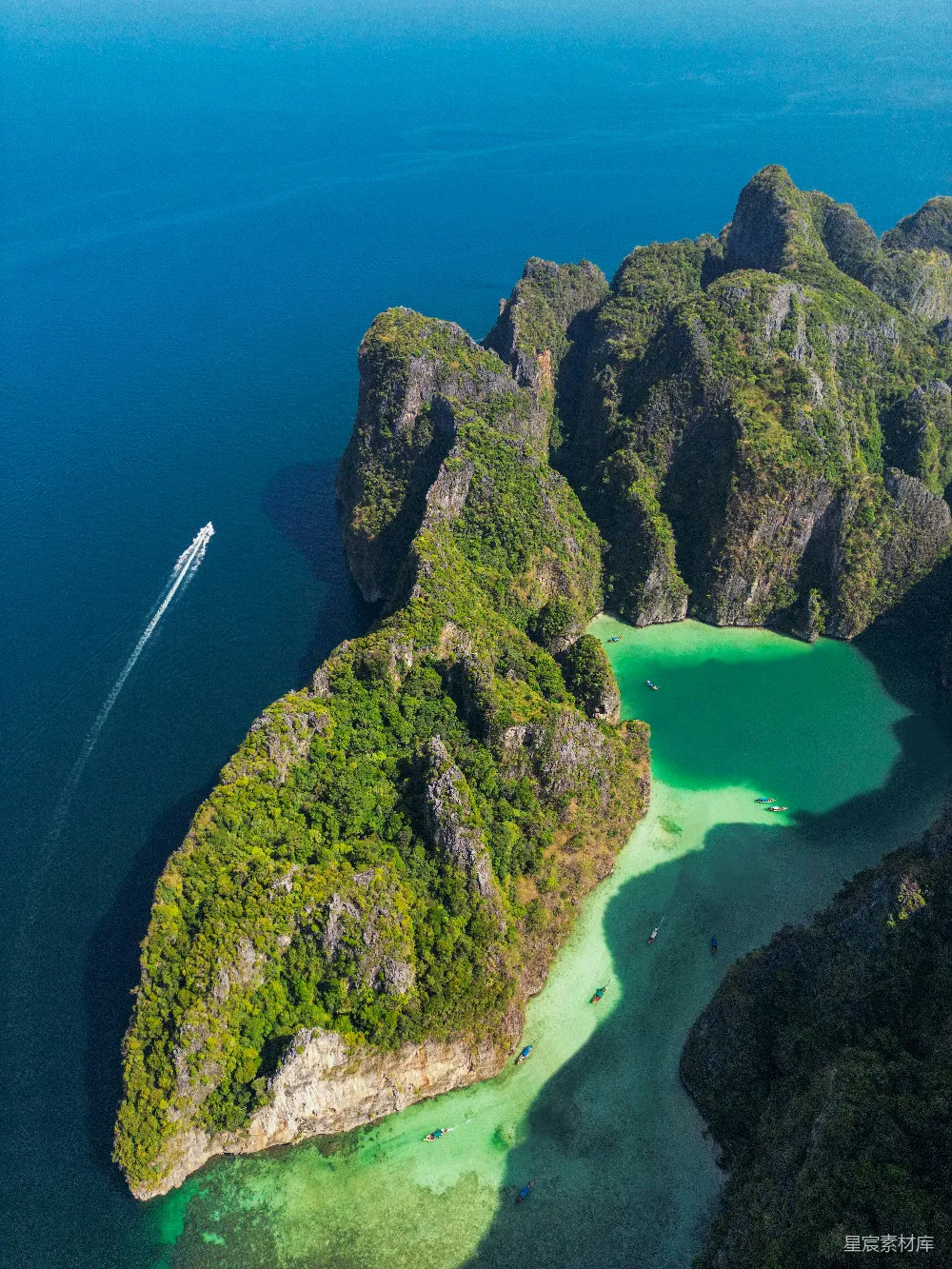 高清摄影 电影 旅行 壁纸 自然 海洋中岛屿的俯瞰图