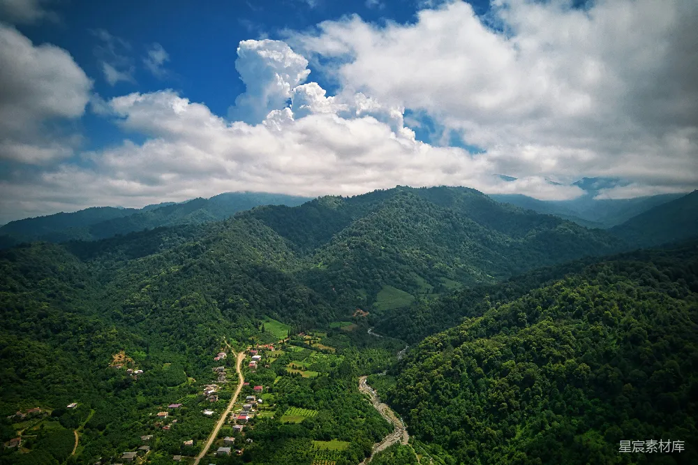 高清摄影  白天白云覆盖着青山蓝天。