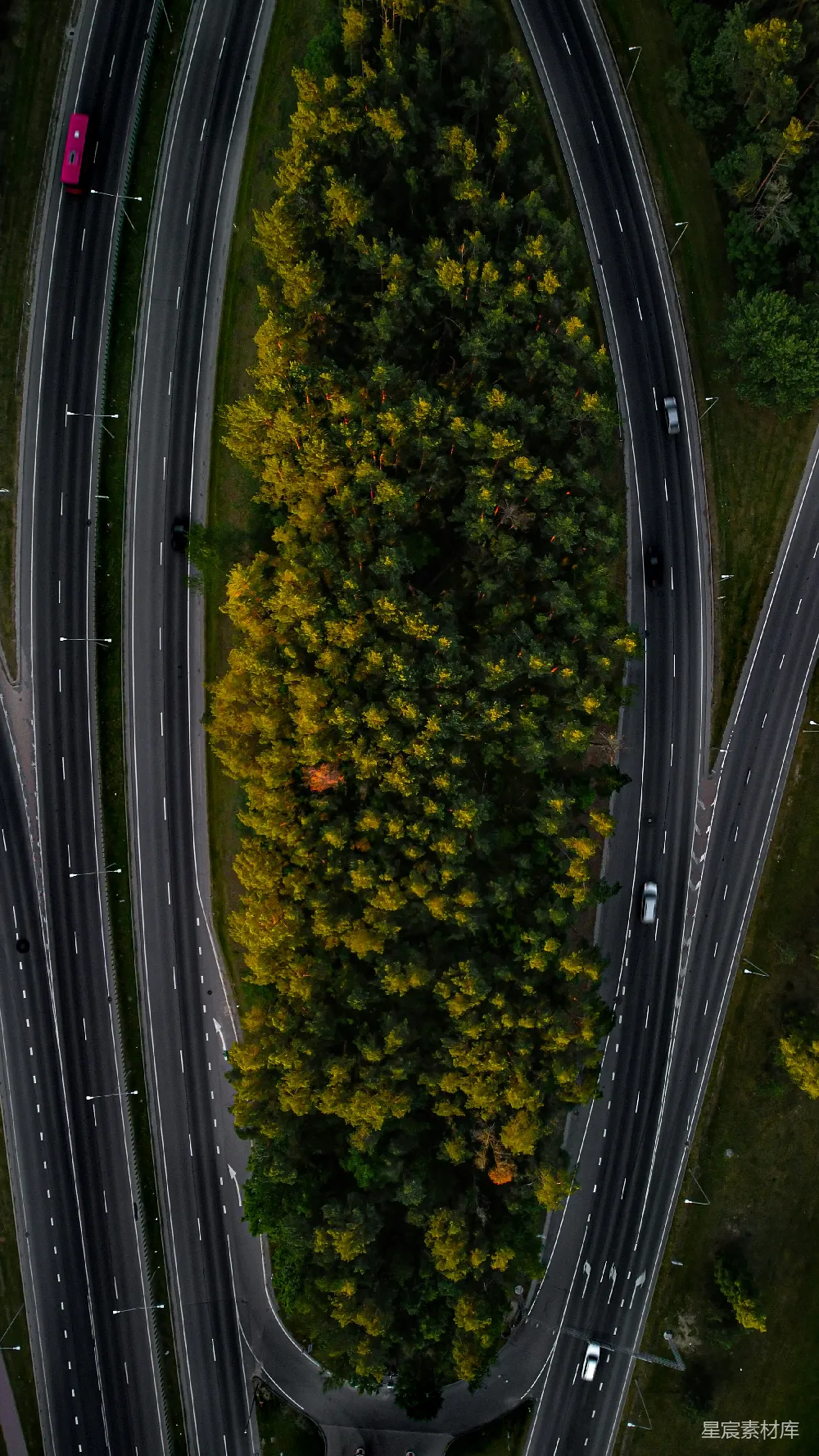 高清摄影  一条有多条车道的高速公路的俯瞰图