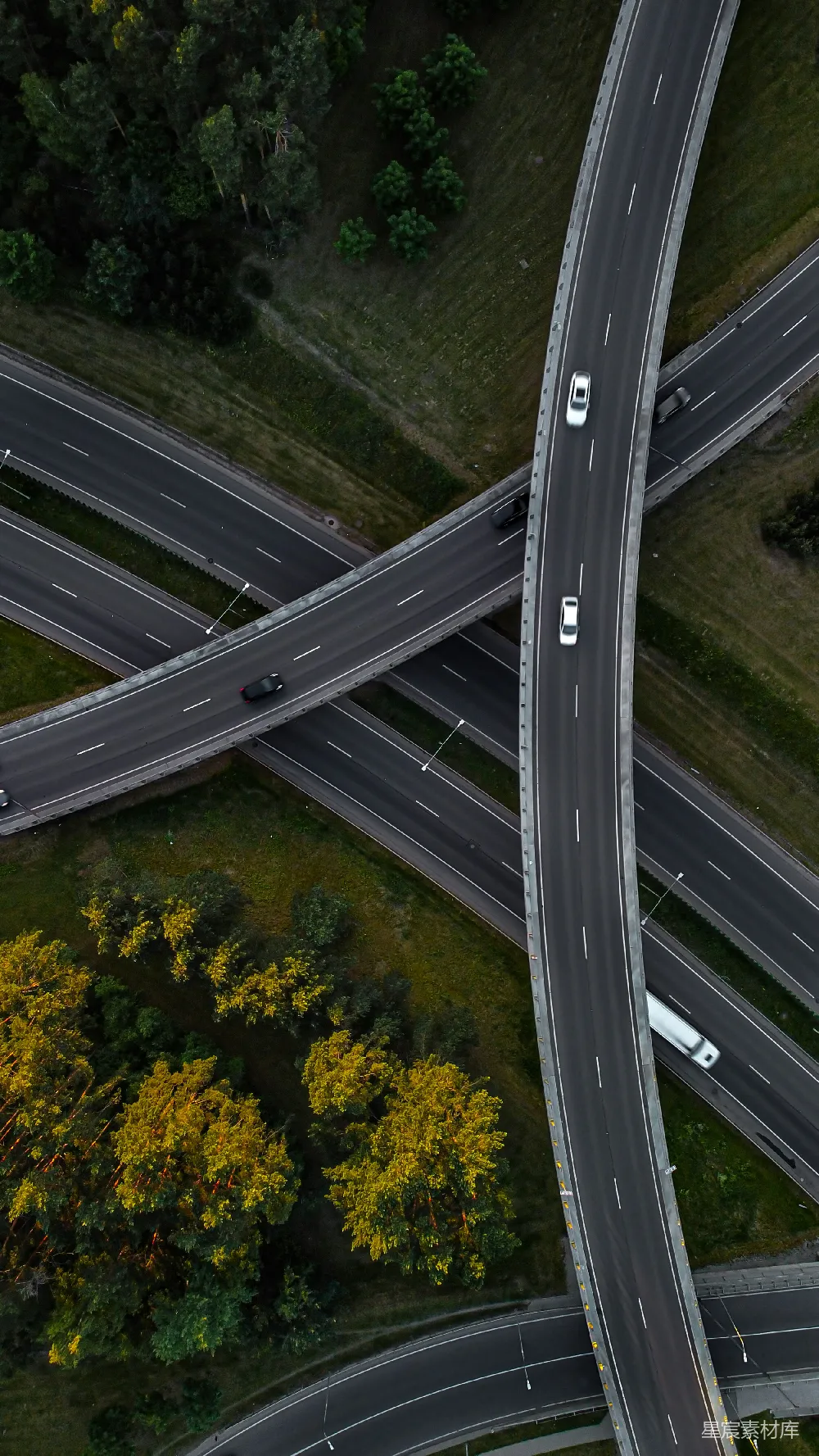 高清摄影  高速公路交叉口的空中俯瞰图，有多条车道。