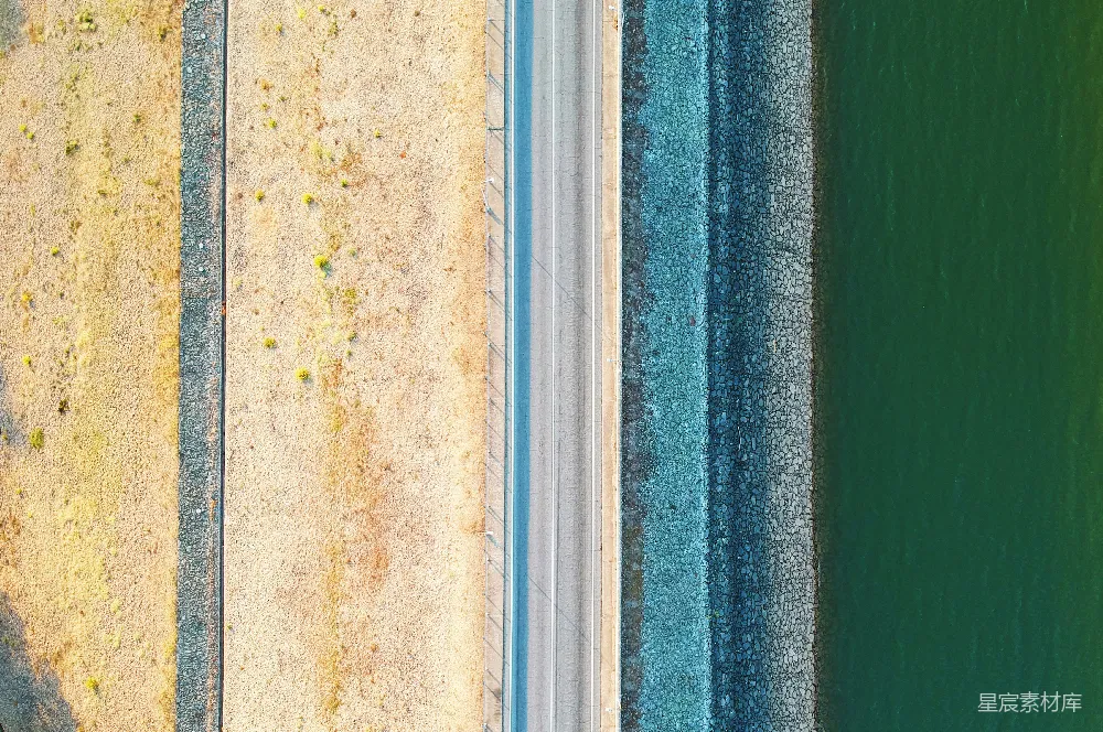 高清摄影  一条道路靠近水体的空中俯瞰图
