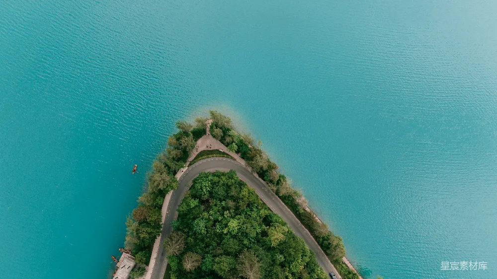 高清摄影  湖中央的一条道路的空中俯瞰图