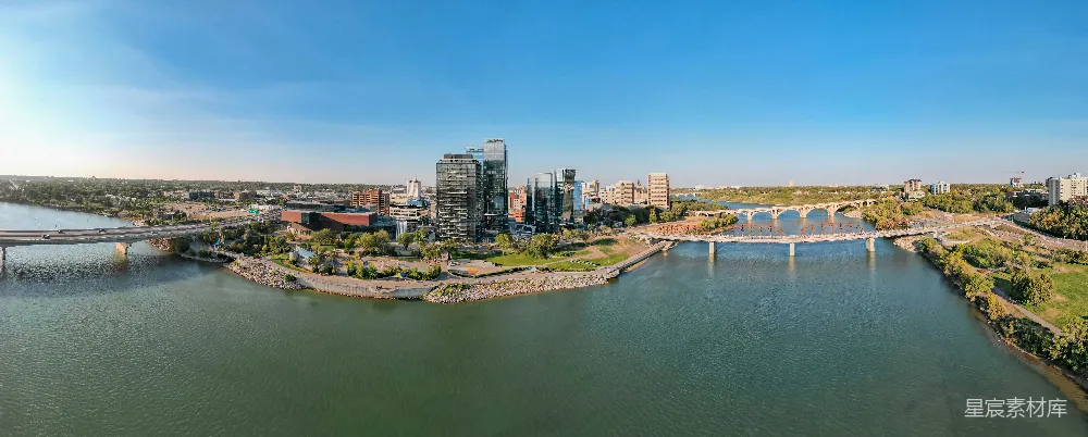 高清摄影  一片水域，背景中有一座城市。