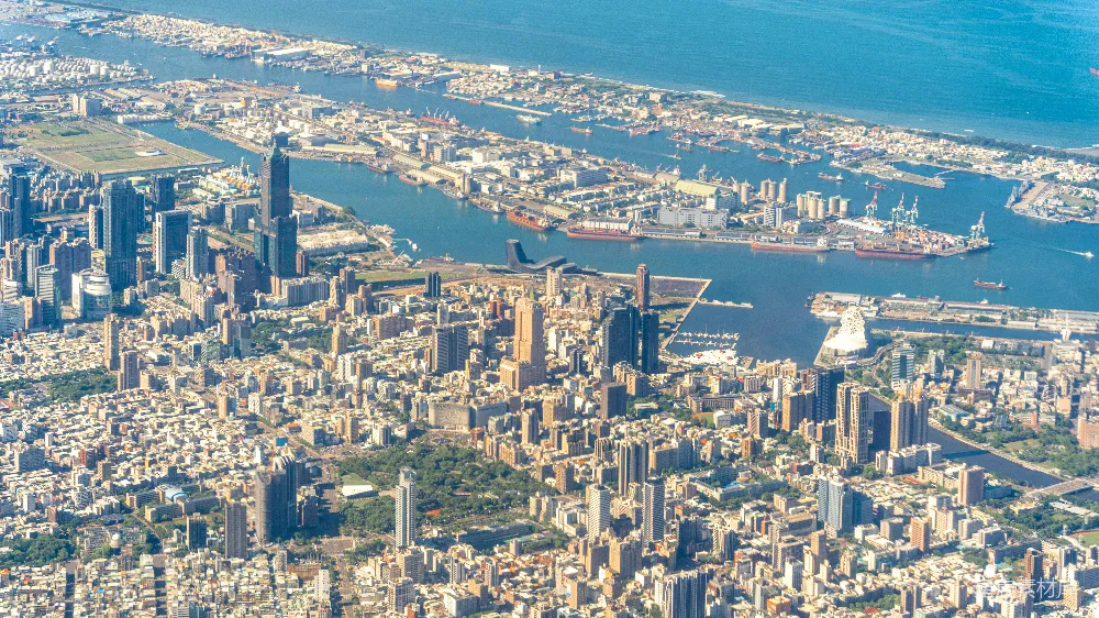 高清摄影  一个大城市的空中俯瞰图和一片水域
