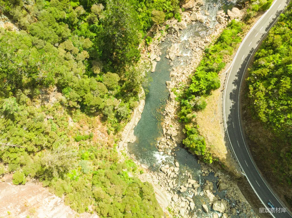 高清摄影  道路附近的河流俯瞰图