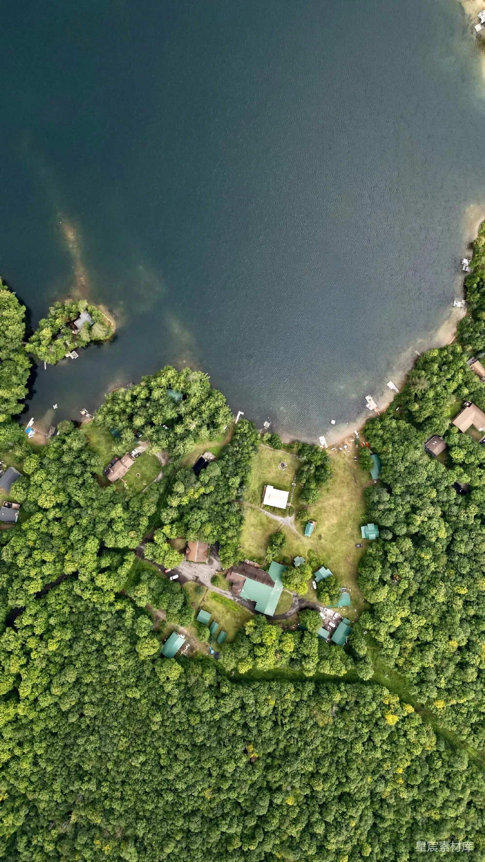 高清摄影  湖泊被树木环绕的俯瞰图