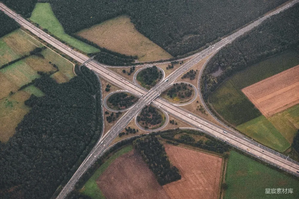 高清摄影  乡村的一处高速公路交汇处的空中俯瞰图