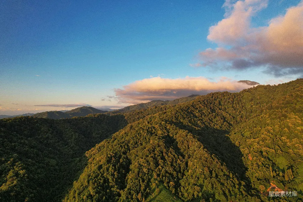高清摄影  蓝天下的青山在白天