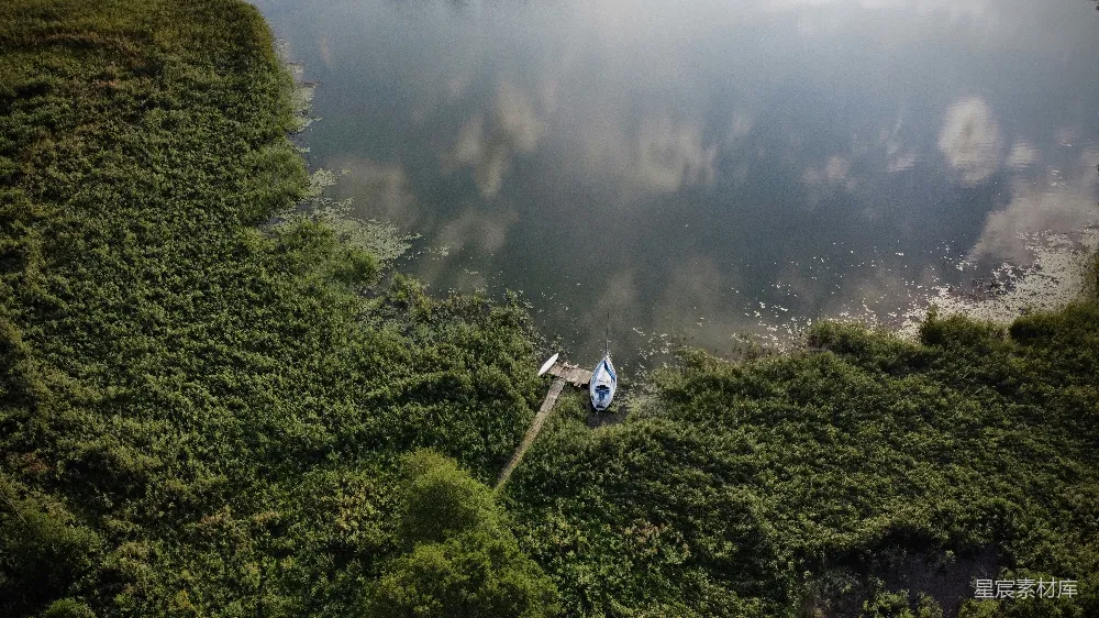 高清摄影  白天水面上的白色和蓝色小船