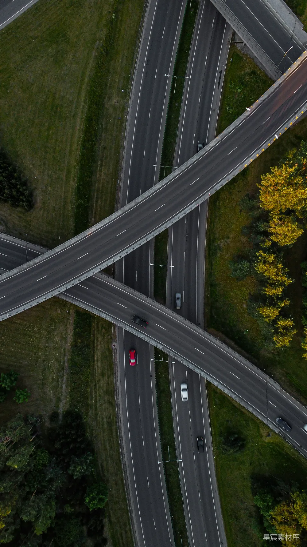 高清摄影  秋天的高架公路交汇处的航拍图