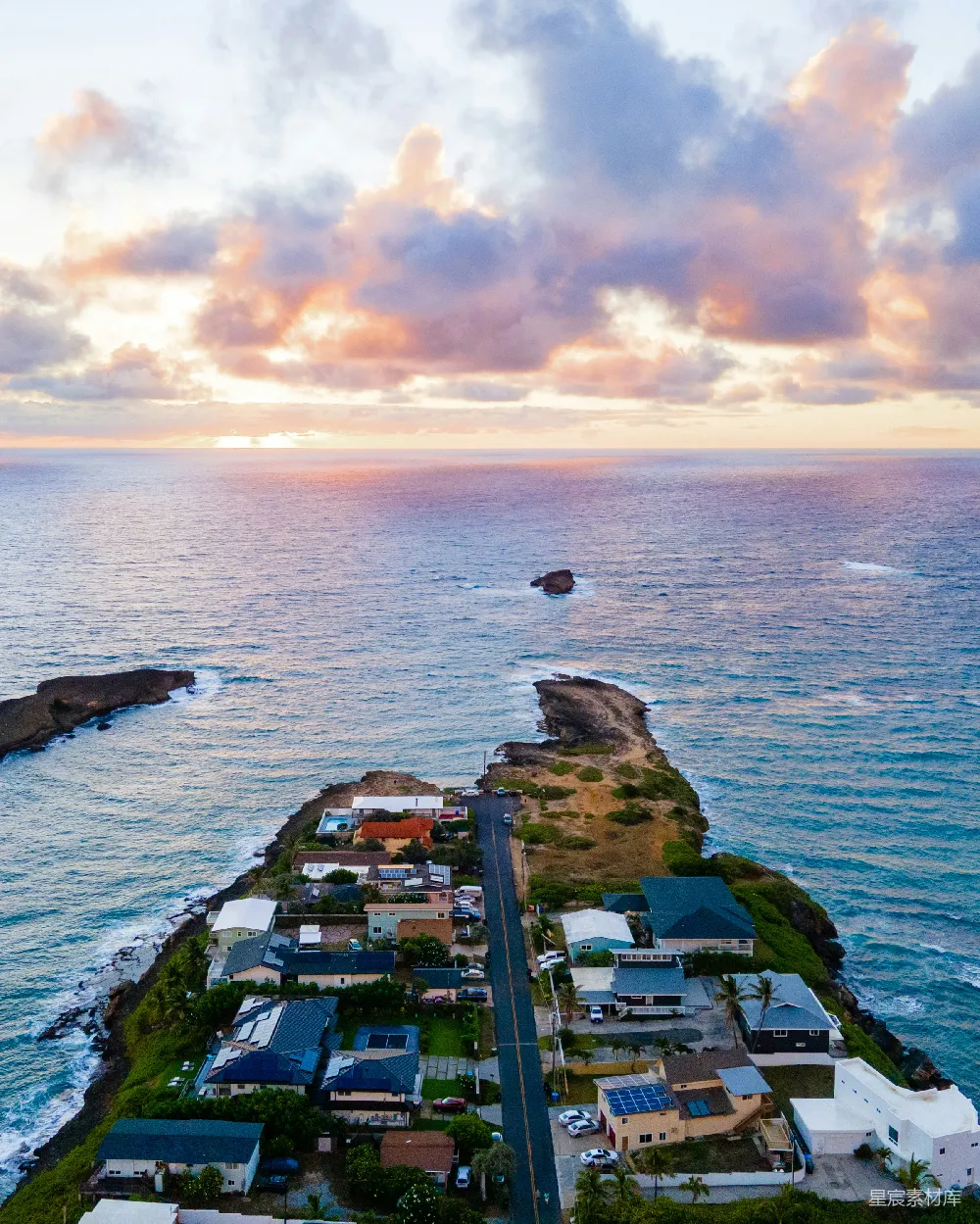 高清摄影  夕阳下海边小镇的海景