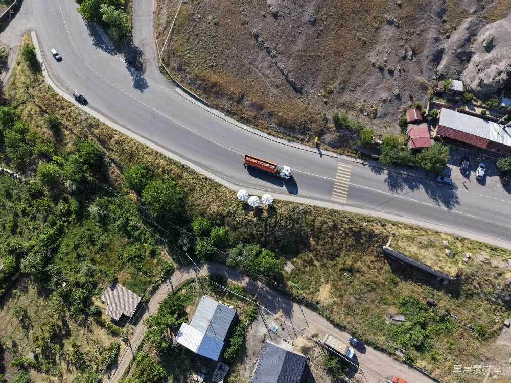 高清摄影  蜿蜒道路的空中俯瞰图，车辆和建筑物。