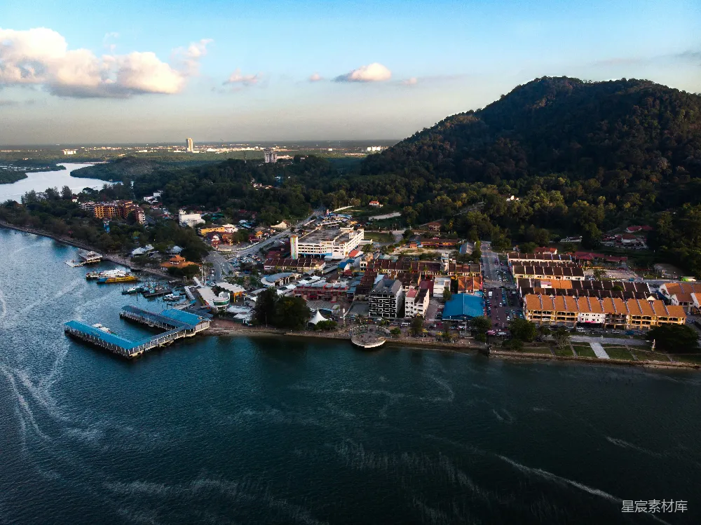 高清摄影  白天时水边城市建筑的空中俯瞰图
