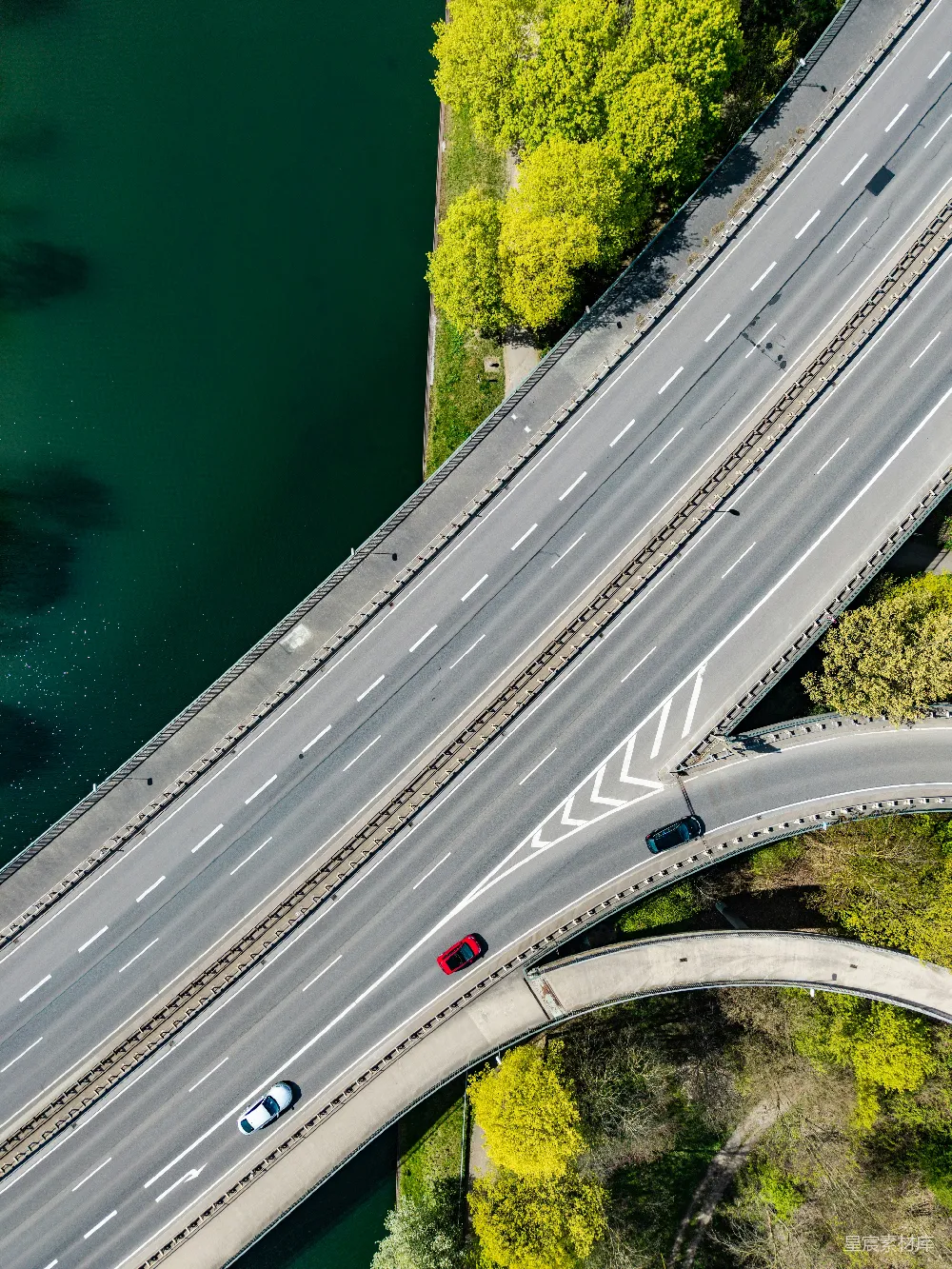 高清摄影 乐观 汽车在河旁的高速公路上行驶。