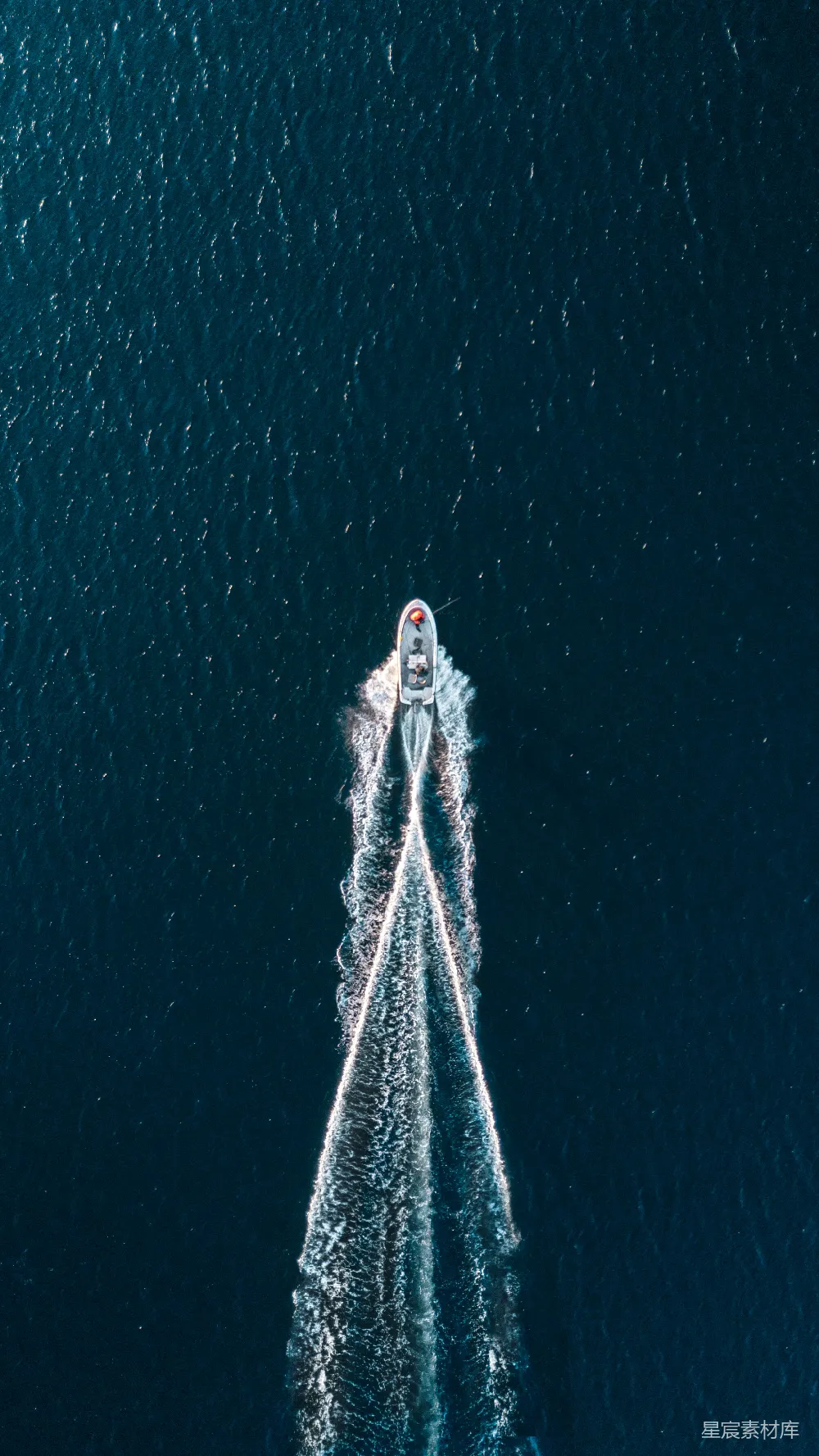 高清摄影 壁纸 海上摩托艇的航拍照片