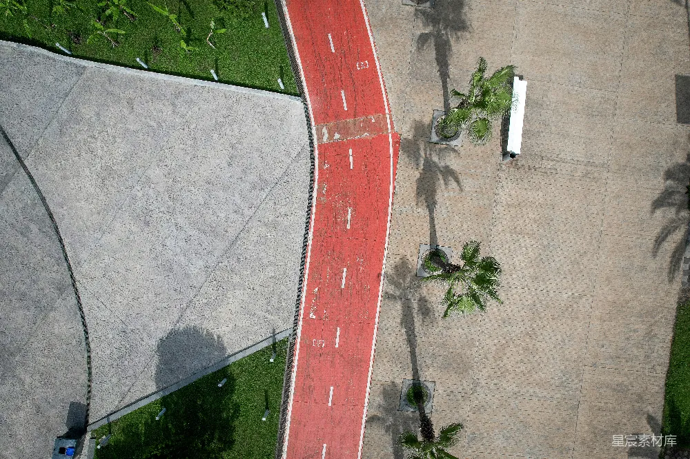 高清摄影  一条街道的空中俯瞰图，带有红色的路边石。