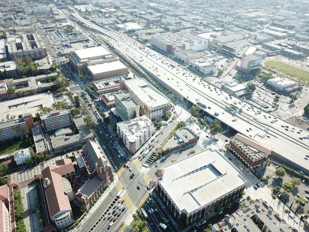 高清摄影  白天的城市建筑和道路的航拍照片
