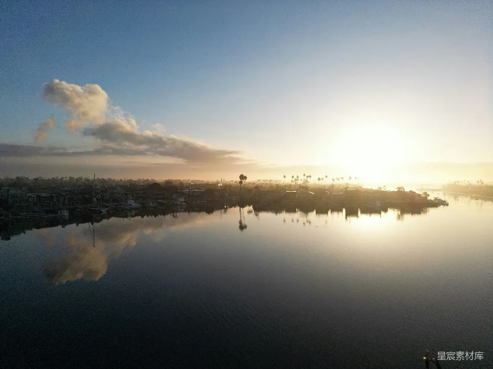 高清摄影  夕阳正挂在一片水域之上