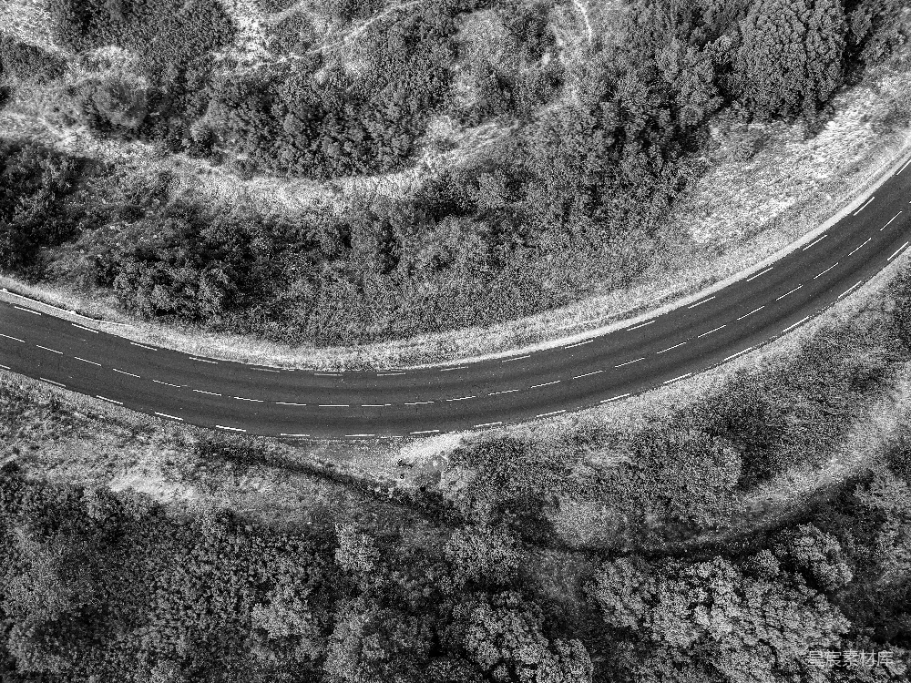 高清摄影  高角度拍摄的空旷道路的灰度照片