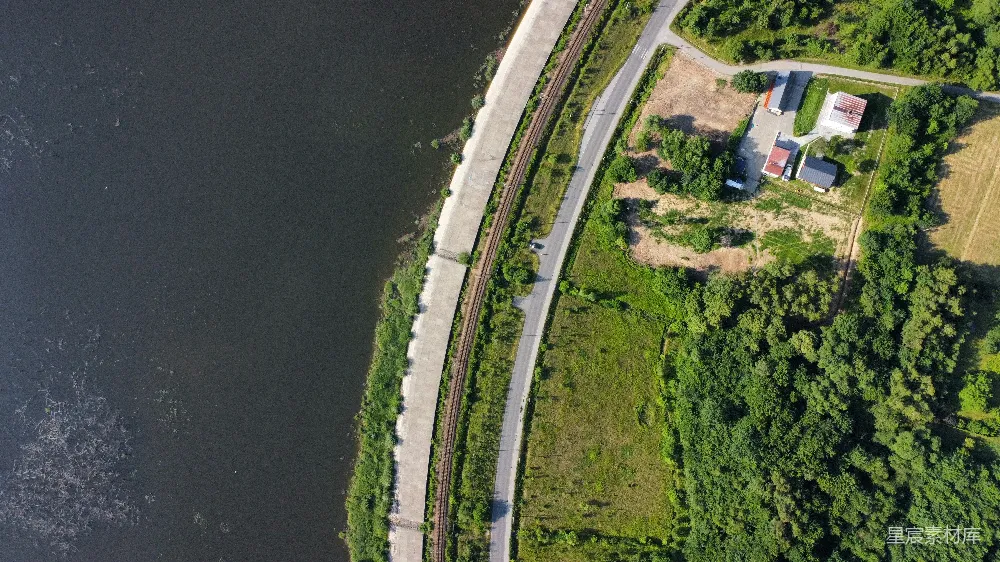 高清摄影  一条河岸边的公路和铁路的航拍图