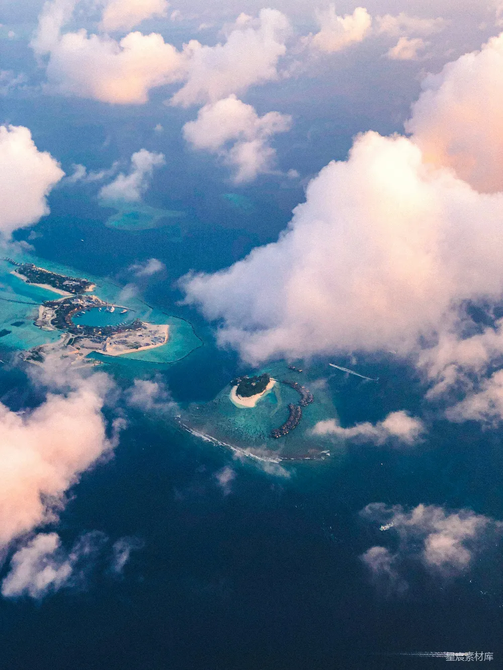高清摄影  白天海面上的一艘蓝白相间的船在白云下