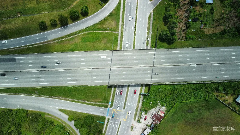 高清摄影  乡村的高速公路交叉口的航拍图
