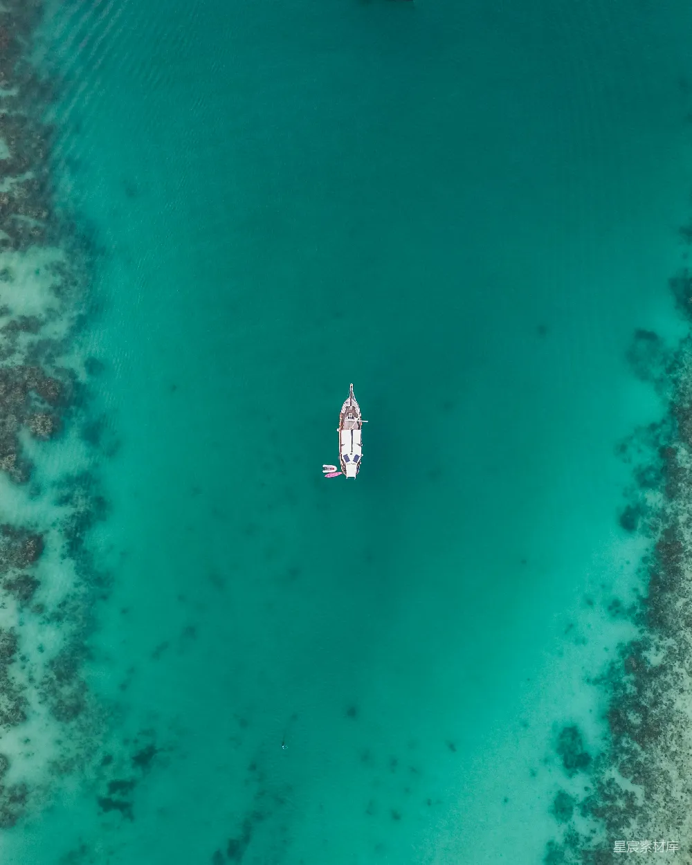 高清摄影  白天的水面上船只的空中俯瞰图