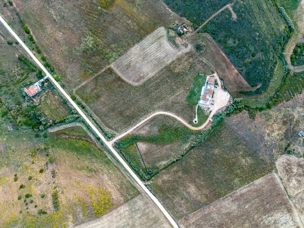 高清摄影  农村田野、道路和建筑物的鸟瞰图。