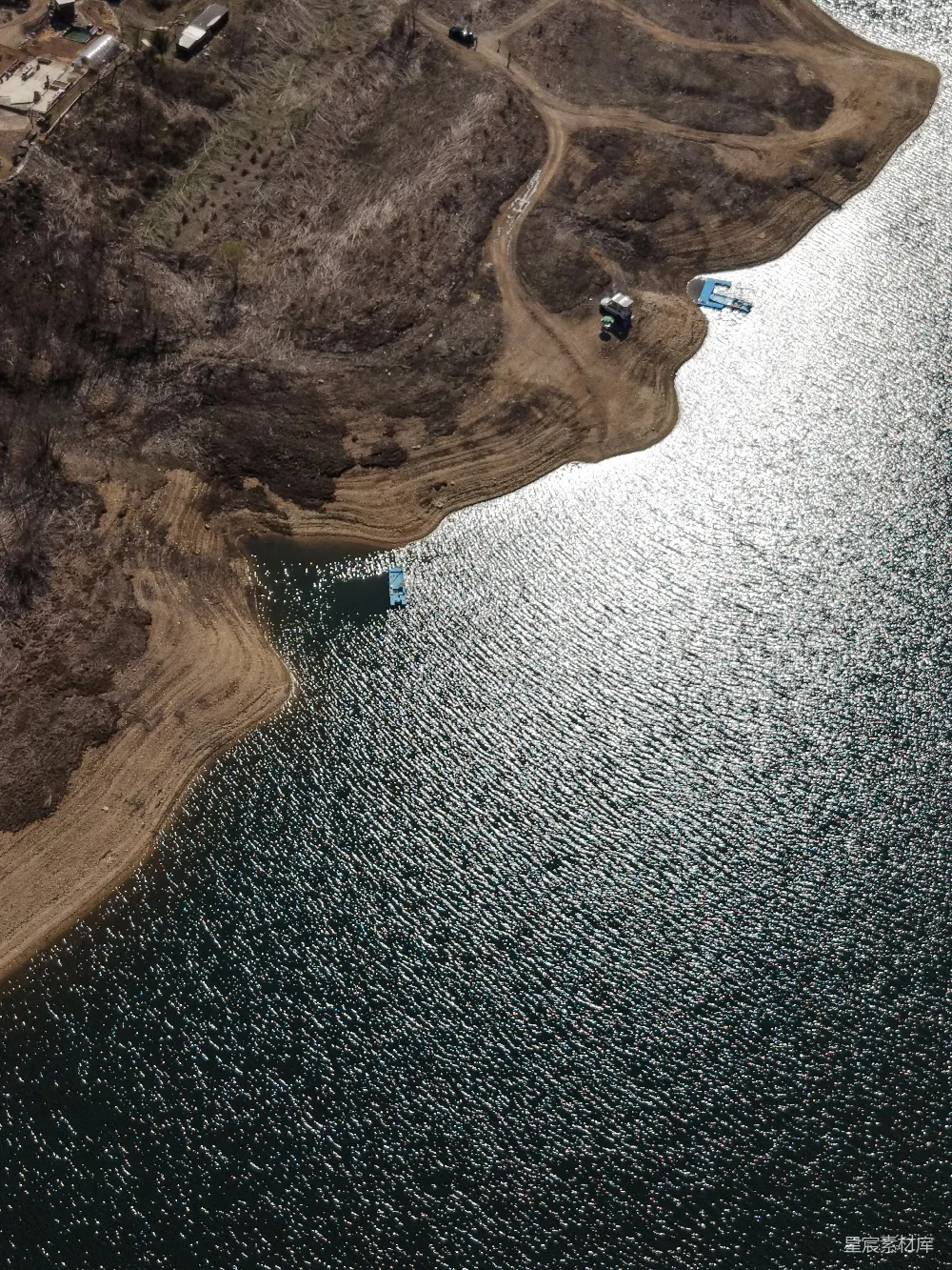 高清摄影  湖边的鸟瞰图，可以看到建筑物和船只。