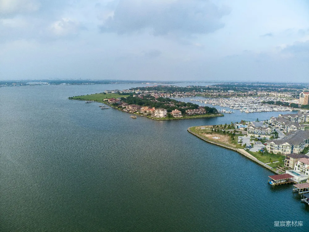 高清摄影  一片水域，背景中有一座城市。