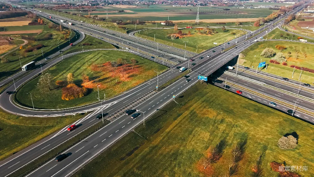 高清摄影  高速公路立交桥的航拍图，可以看到多辆车。
