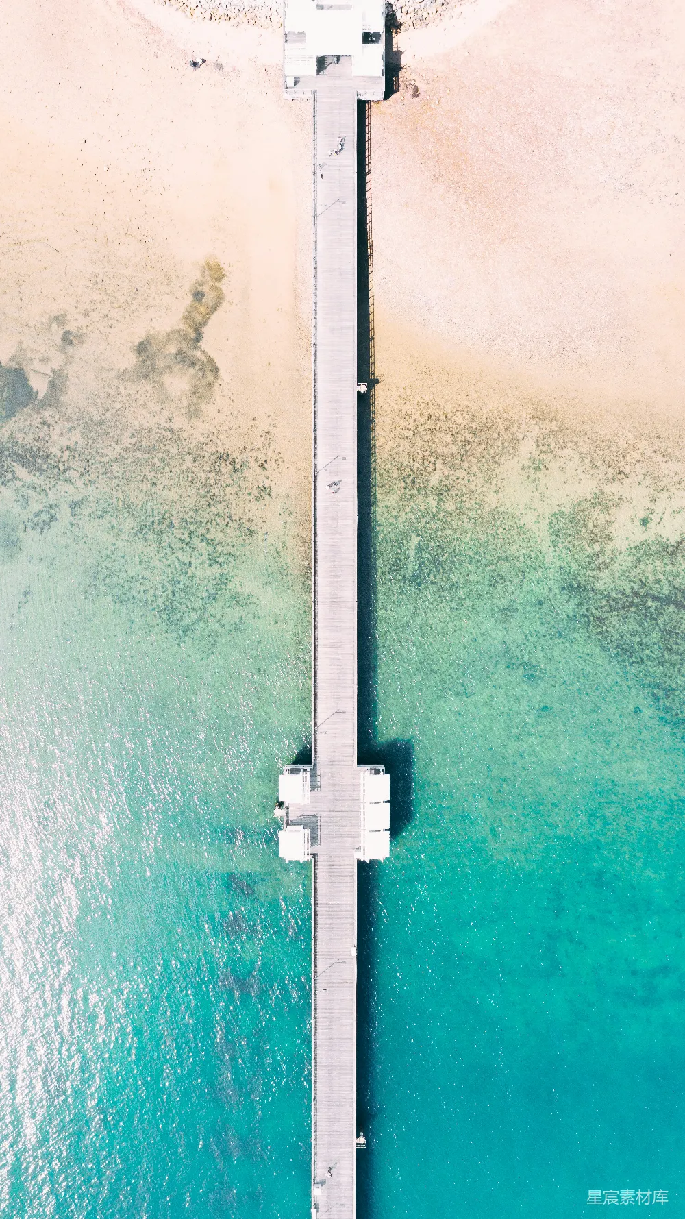 高清摄影  水面上灰色桥梁的空中俯瞰图