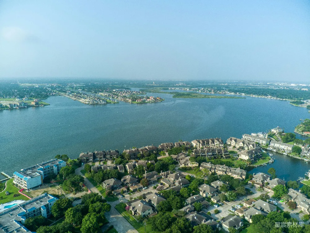 高清摄影  俯瞰城市和一片水域的景象