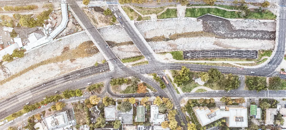 高清摄影  城市道路、河流和建筑物的空中俯瞰图。
