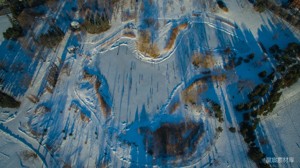 高清摄影  雪覆盖的公园的空中俯瞰图