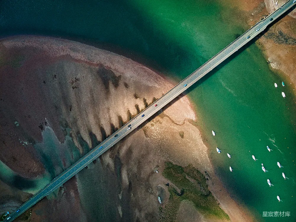 高清摄影  灰色的混凝土桥横跨河流