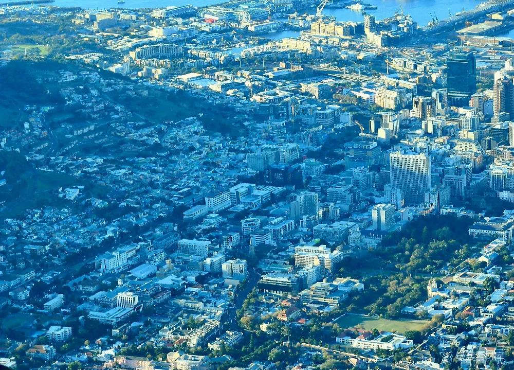 高清摄影  一座沿海城市的鸟瞰图，它坐落在一座山的旁边。