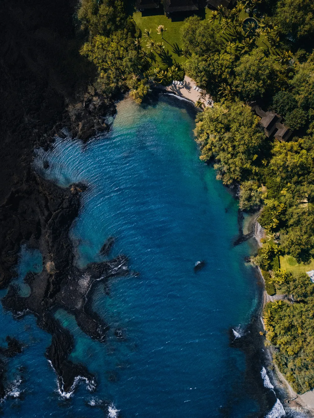 高清摄影 壁纸 自然 旅行 一个美丽的、幽静的海湾，水色湛蓝。