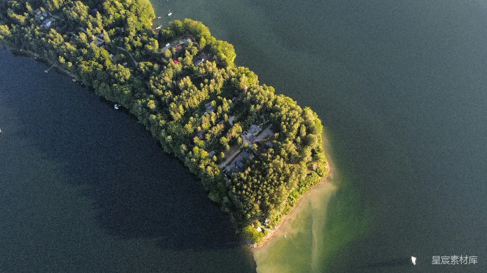 高清摄影  湖中央的小岛俯瞰图
