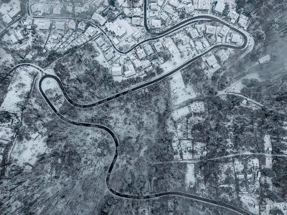高清摄影 壁纸 一条蜿蜒的道路穿过被雪覆盖的村庄。