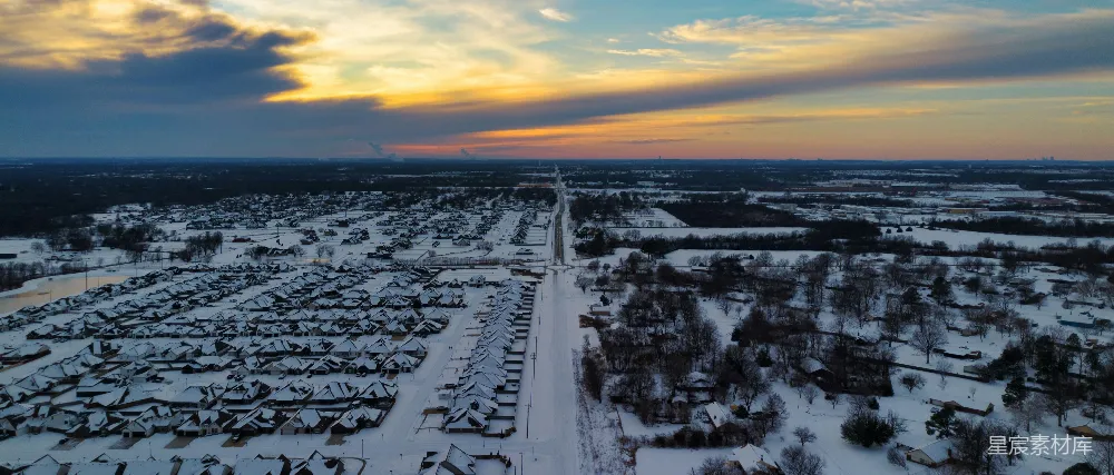 高清摄影  夕阳西下时被雪覆盖的郊区住宅区