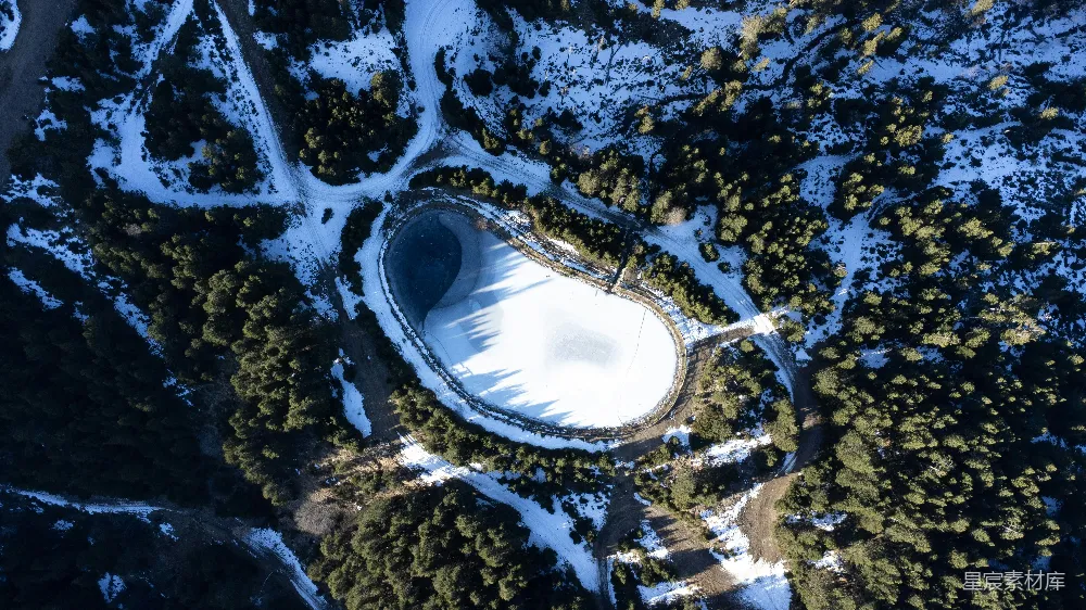 高清摄影 旅行 雪覆盖的树木和湖泊的空中俯瞰图