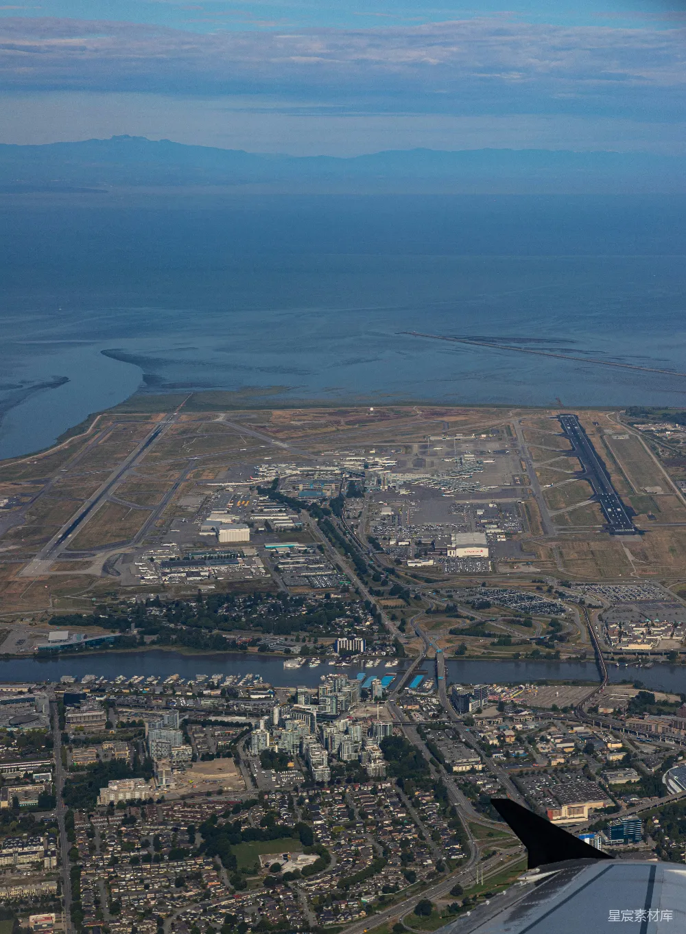 高清摄影  大型机场和沿海城市的鸟瞰图。