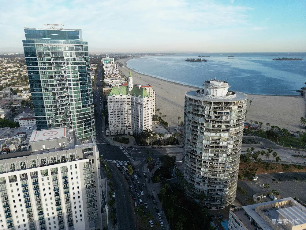 高清摄影  城市全景俯瞰图，背景中有一片海滩。